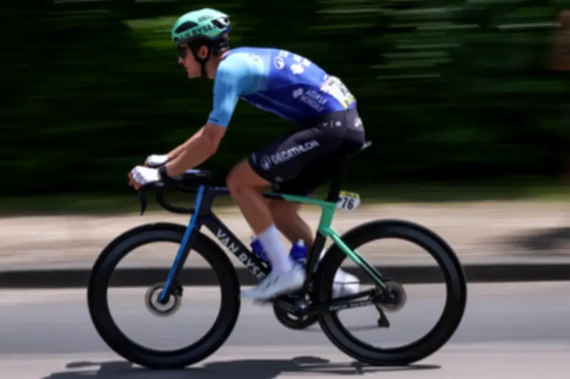 Paul Seixas, 19 ans, s'impose au sommet de l'Alto da Foia sur le Tour d'Algarve