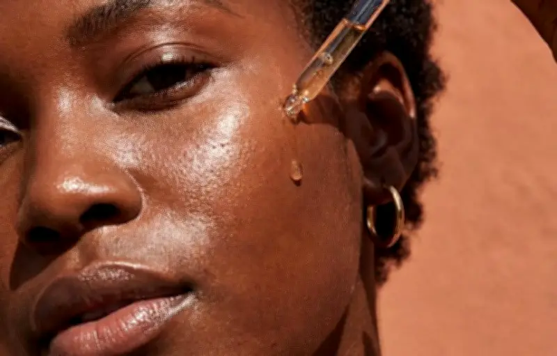 Peptides anti-âge : efficaces en prévention mais pas équivalents au rétinol selon les dermatologues