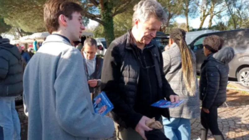 Pessac : les candidats aux municipales 2026 au contact des électeurs sur le marché