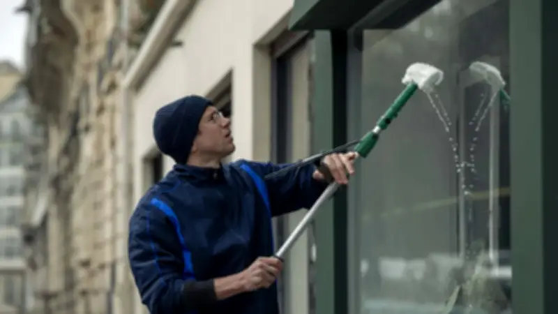 À pied d'œuvre : une plongée rigoureuse dans la précarité artistique