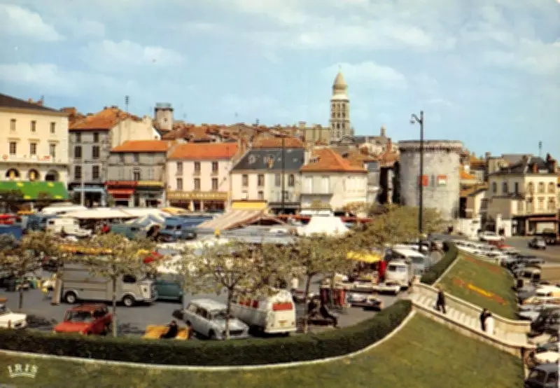 Place Francheville à Périgueux : l'histoire vibrante du cœur de la ville