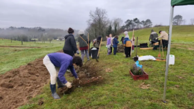Plantation participative de haies à La Clotte : 60 volontaires, dont 50 enfants, mobilisés pour la biodiversité