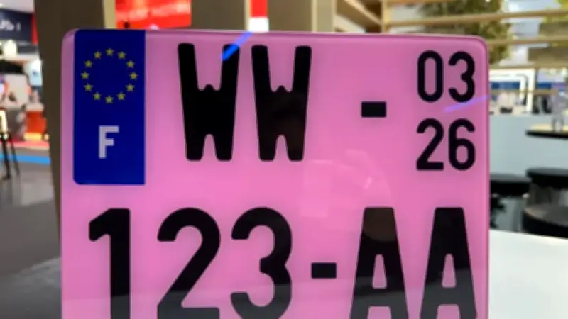 Plaques roses 'WW' : pourquoi les contrôles policiers augmentent pour les automobilistes