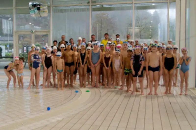 Plus de 80 enfants participent à une compétition amicale de natation à Mourenx