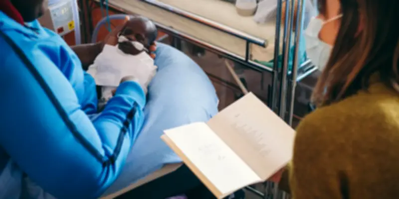 Poésie en néonatologie : quand les vers apaisent les prématurés à l'hôpital