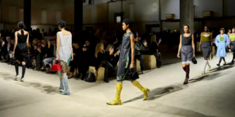 Prada triomphe à Milan avec une collection automne-hiver 2026-2027 conceptuelle et un succès financier insolent