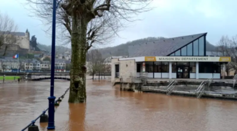 Périgord sous les eaux : routes coupées et crue historique de la Vézère en cours