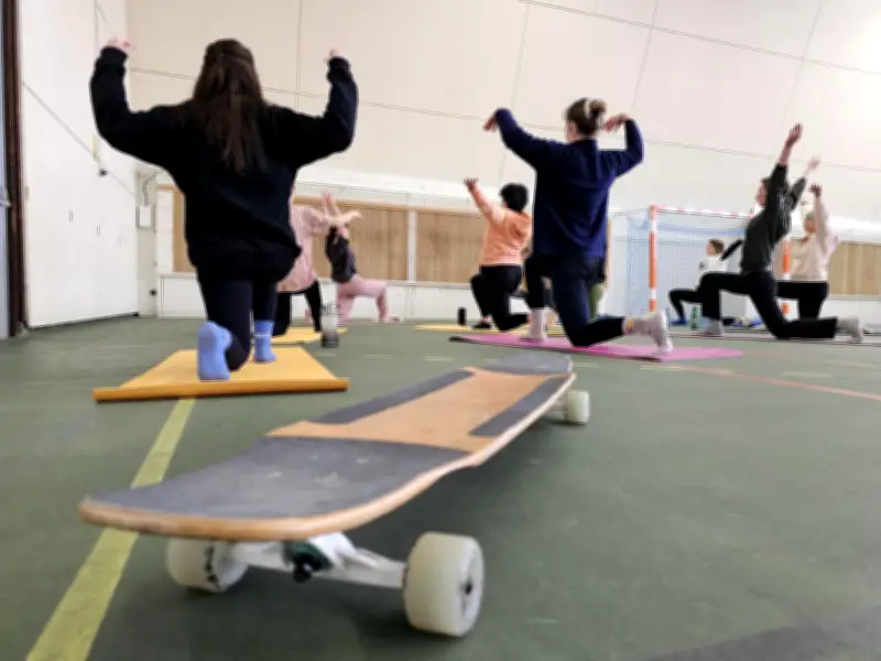 À Périgueux, l'association Yogasphalte fusionne yoga et skateboard