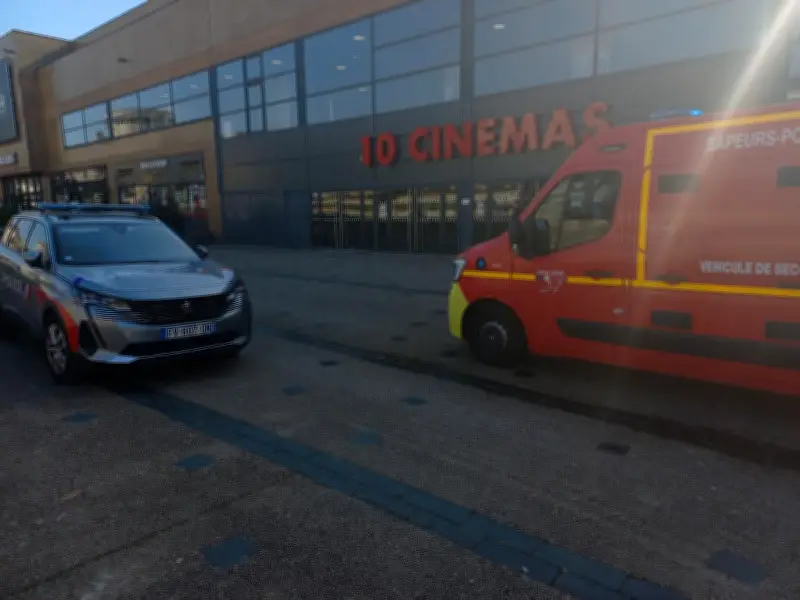 Périgueux : Trois adolescents agressent un senior endormi dans un cinéma CGR