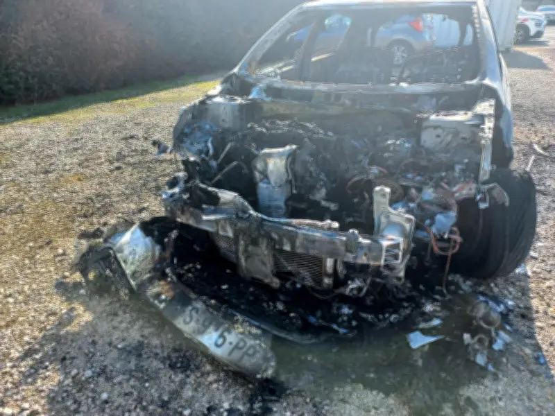 Périgueux : une voiture volée brûlée sur un parking SNCF après une course-poursuite