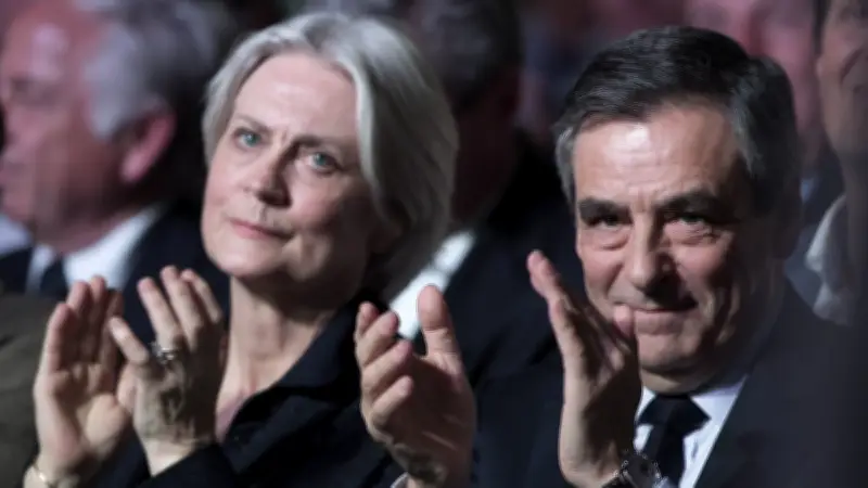 Procès Fillon : Pénélope définitivement condamnée, l'ex-Premier ministre renonce à son ultime recours