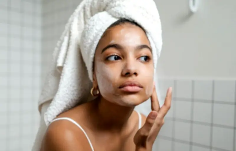 Protéger sa peau en hiver : 10 conseils essentiels pour affronter le froid