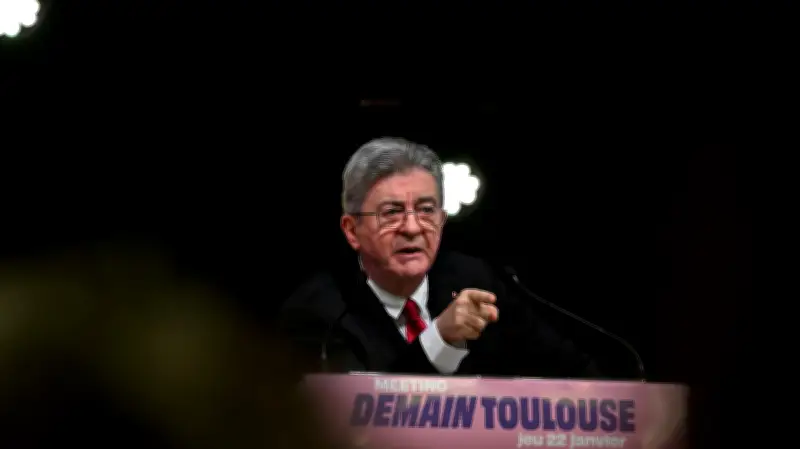 Raphaël Glucksmann durcit le ton contre LFI après la mort d'un militant à Lyon