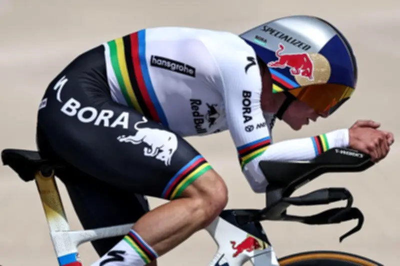 Remco Evenepoel survole le contre-la-montre et s'empare du maillot rouge au Tour UAE
