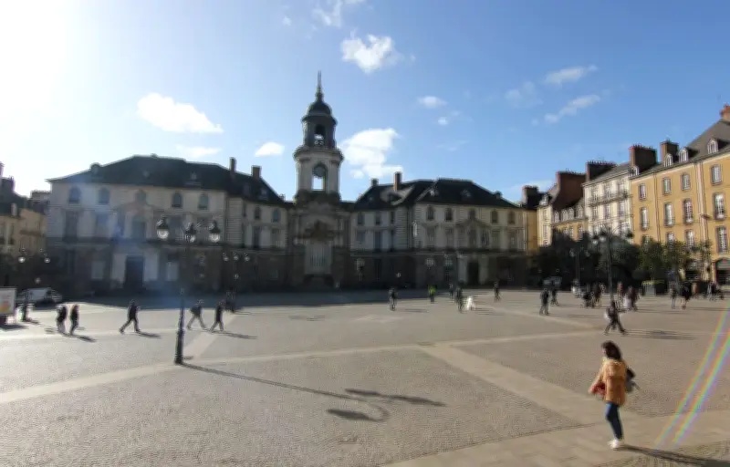 Rennes : une femme tente de s'immoler sur la place de la Mairie, les secours interviennent