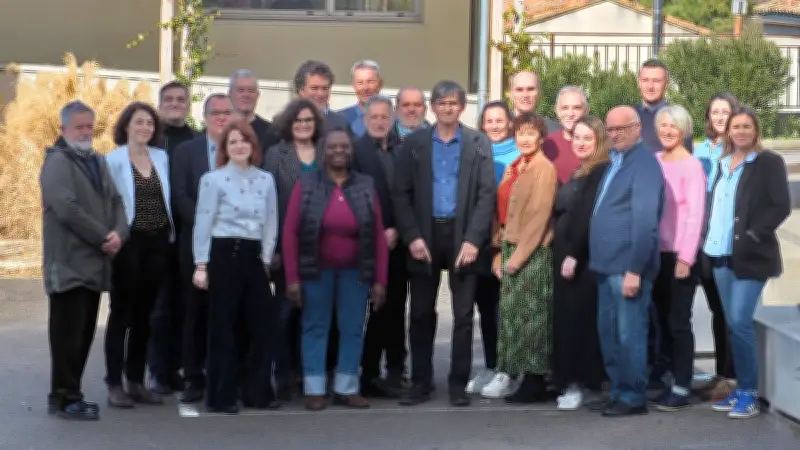 Éric Bascou présente son équipe municipale lors d'une réunion publique à Teyran