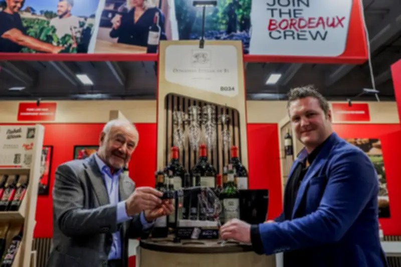 Rollan de By lance des éprouvettes de vin de 10 cl pour une consommation modérée