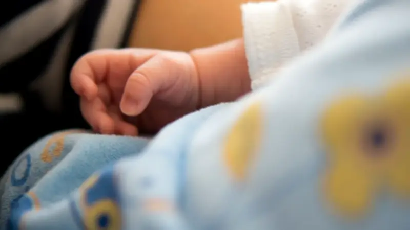 Rome : un père écrase accidentellement sa fille de 10 mois en dormant avec elle