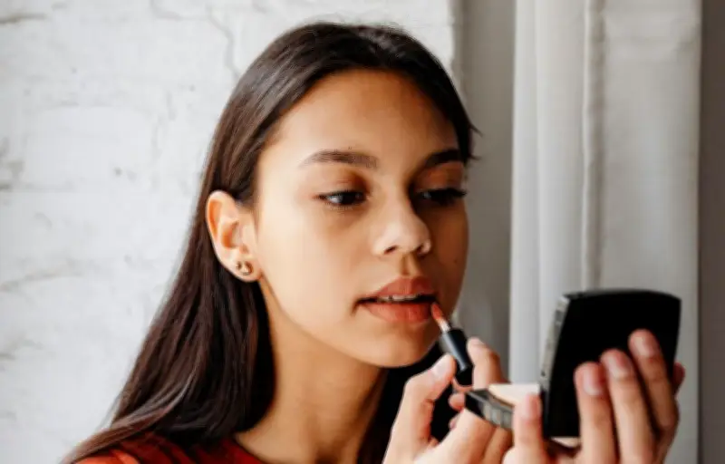 Rouge à lèvres : les astuces pour une tenue parfaite toute la journée