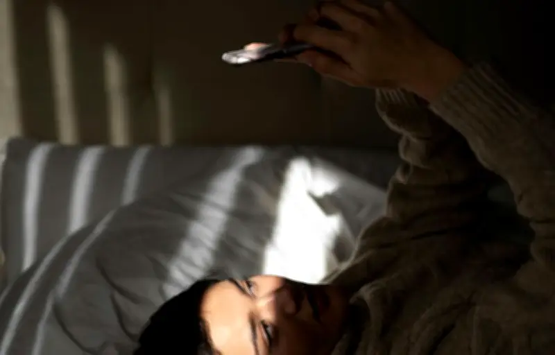 Rupture 2.0 : La séparation numérique, un défi psychologique en 2026