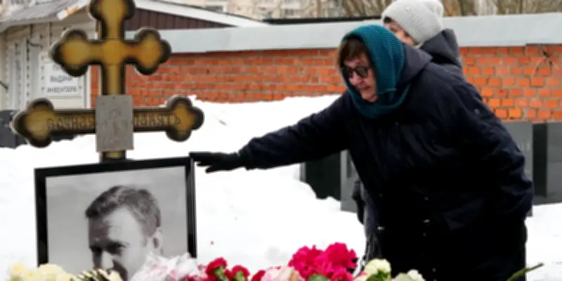 Russie : Deux ans après la mort de Navalny, des hommages discrets au cimetière Borissovo