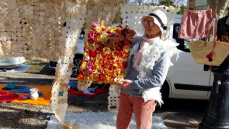 Sabine Wirt transforme déchets en œuvres d'art à Lodève chaque dimanche