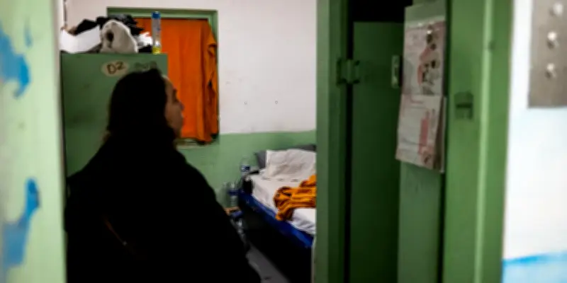 Sabrina Sebaihi visite la maison d'arrêt de Nanterre et dénonce les carences éducatives