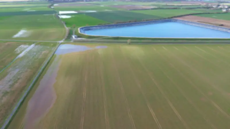 Sainte-Soline : des agriculteurs au bord du gouffre face à une réserve d'eau vide et des règles ubuesques
