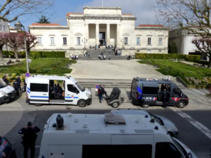 Saintes : 13 camions de CRS déployés devant le tribunal avant le verdict Delorme