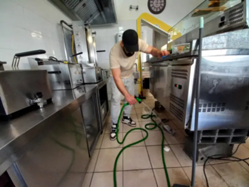 Saintes : l'avenue Gambetta rouvre après les inondations, les commerçants face aux dégâts