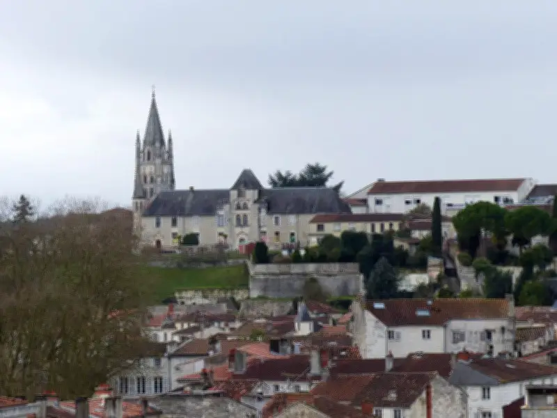 Saintes : les candidats à la mairie dévoilent leurs projets pour l'ancien hôpital Saint-Louis