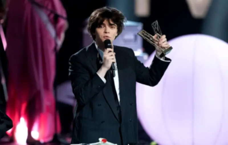 Sam Sauvage, victime de haine en ligne après sa Victoire, appelle à la protection des jeunes