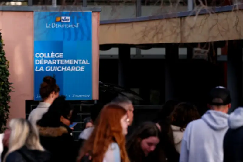 Sanary-sur-Mer : l'état de santé de la professeure poignardée s'améliore légèrement selon le ministre