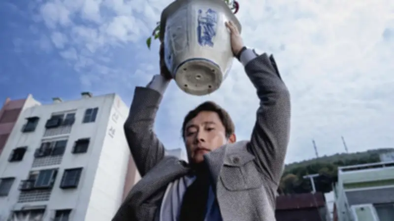 Satires sociales au cinéma : 'Aucun autre choix' et 'Send help' rient du monde du travail