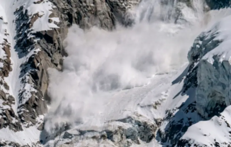 Savoie : un hameau isolé par une avalanche, les habitants contraints aux raquettes