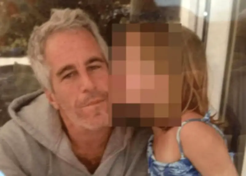 Scandale Epstein : des dizaines d'images non caviardées par le DOJ révélées