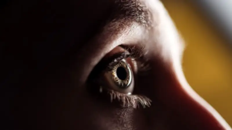 Scotome scintillant : comprendre ces points brillants dans le champ de vision