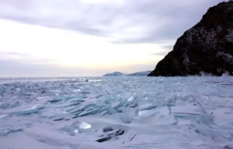 Sept touristes meurent dans le lac Baïkal après la chute de leur véhicule dans les eaux gelées