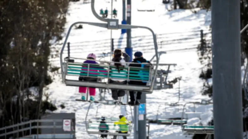 Ski : une jeune femme glisse d'un télésiège et reste suspendue dans le vide en Californie