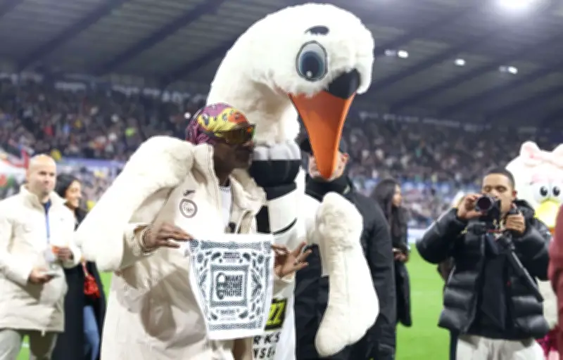 Snoop Dogg et Cyril le cygne : un duo improbable illumine Swansea