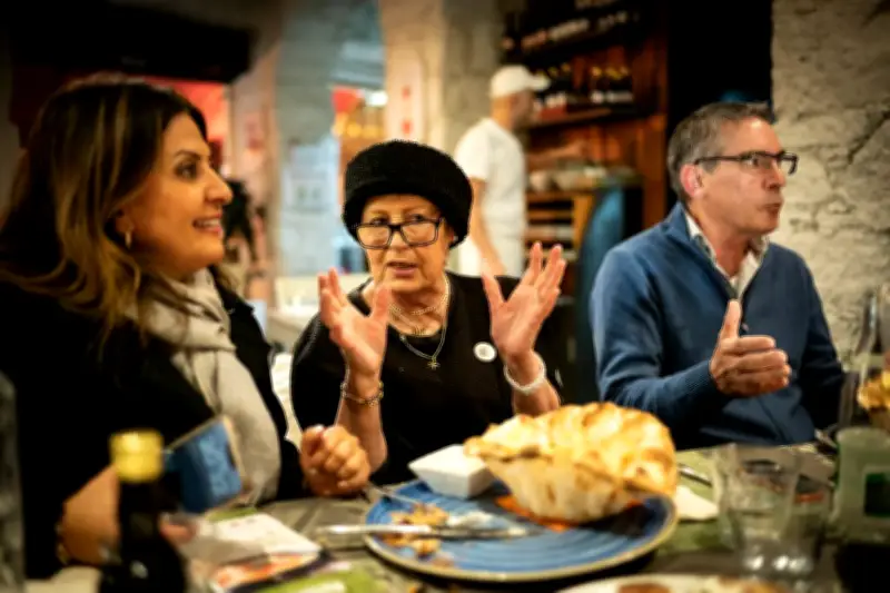 Soirée pizza à Nice : militants d'Estrosi et Ciotti fraternisent avant la bataille électorale