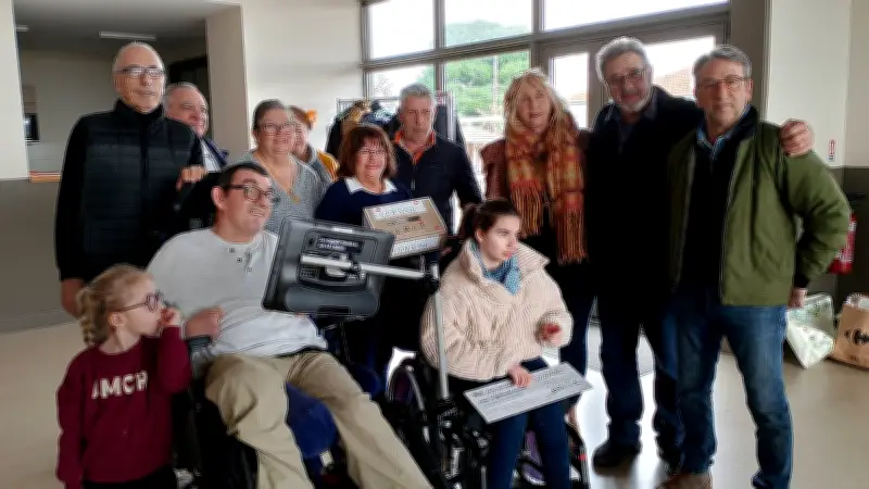 Solidarité à Coulobres : un chèque pour une tablette oculaire volée à Colyne