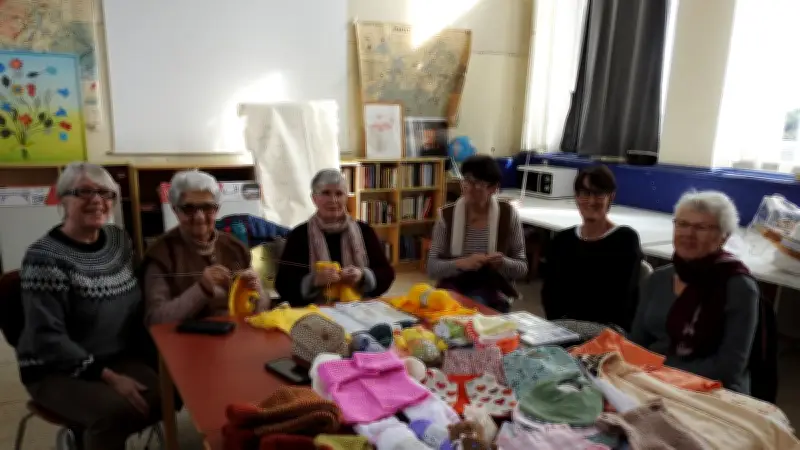 Solidarité en Hérault : des tricoteuses bénévoles confectionnent des vêtements pour les plus démunis