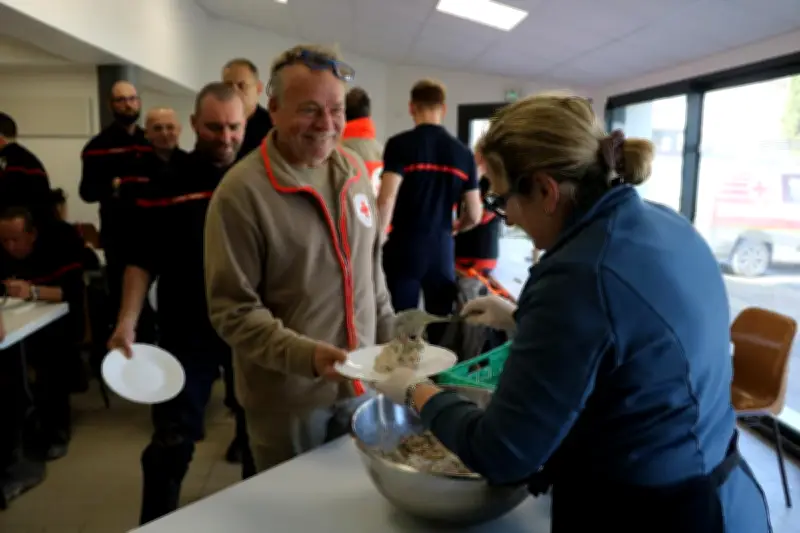 Solidarité en Sud-Gironde : bénévoles et pompiers nettoient les rives de la Garonne