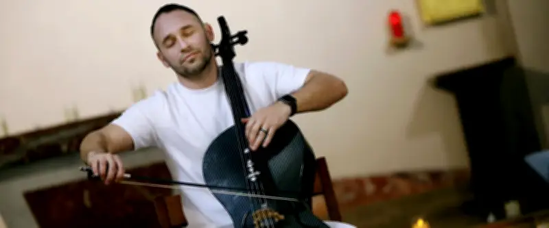 Stas Fekete, violoncelliste ukrainien, joue pour les orphelins de la guerre