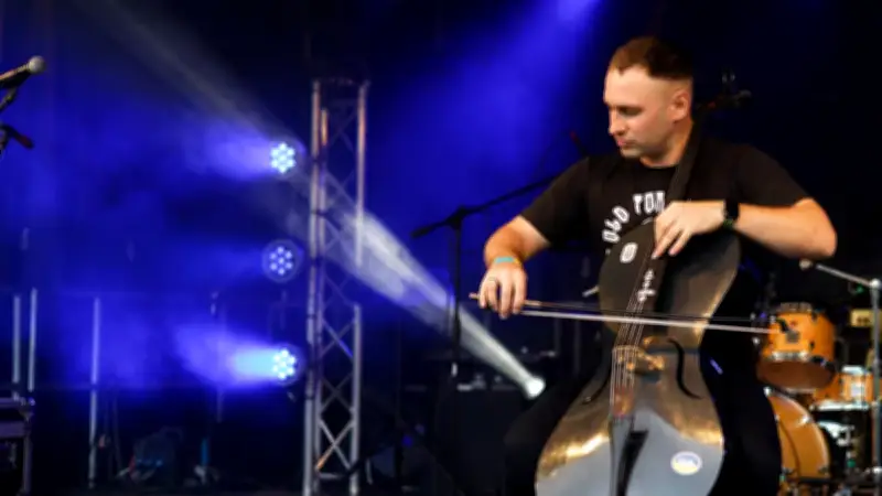 Stas Fekete, virtuose du violoncelle, joue pour les orphelins ukrainiens à Alès