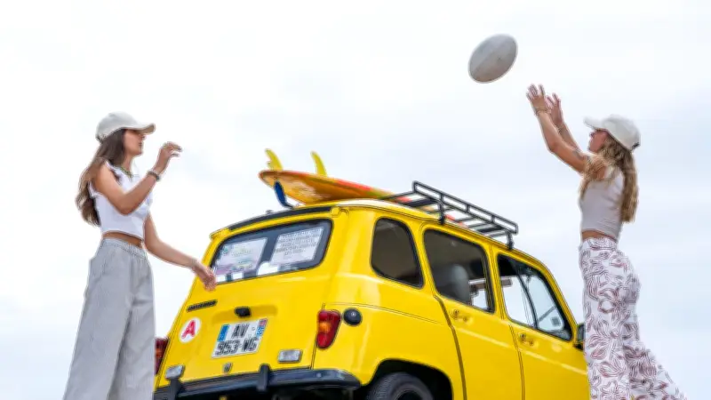 Stella et Léna au 4L Trophy avec leur 4L "Lasai" : un raid solidaire de Biarritz à Marrakech