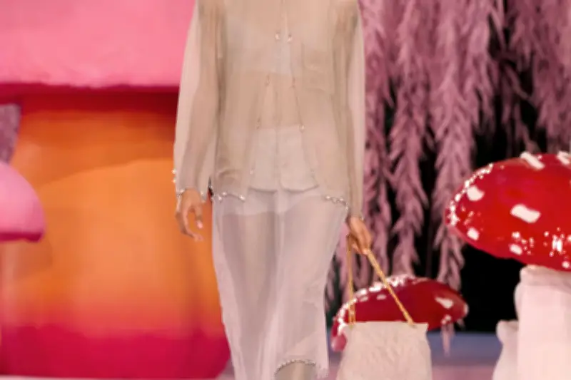 Stéphanie Cavalli au défilé Chanel : une leçon d'élégance naturelle pour les femmes de 50 ans