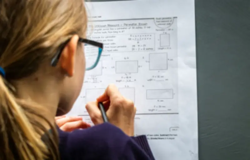Stéréotypes de genre en maths : comment ils freinent les filles dès le CP