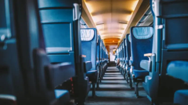 Suisse : une voyageuse en 1re classe contrainte de s'asseoir par terre dans un train bondé